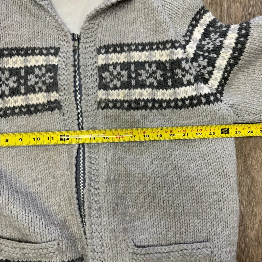 Cozy Gray Zip-Up Sweater with Pattern‎